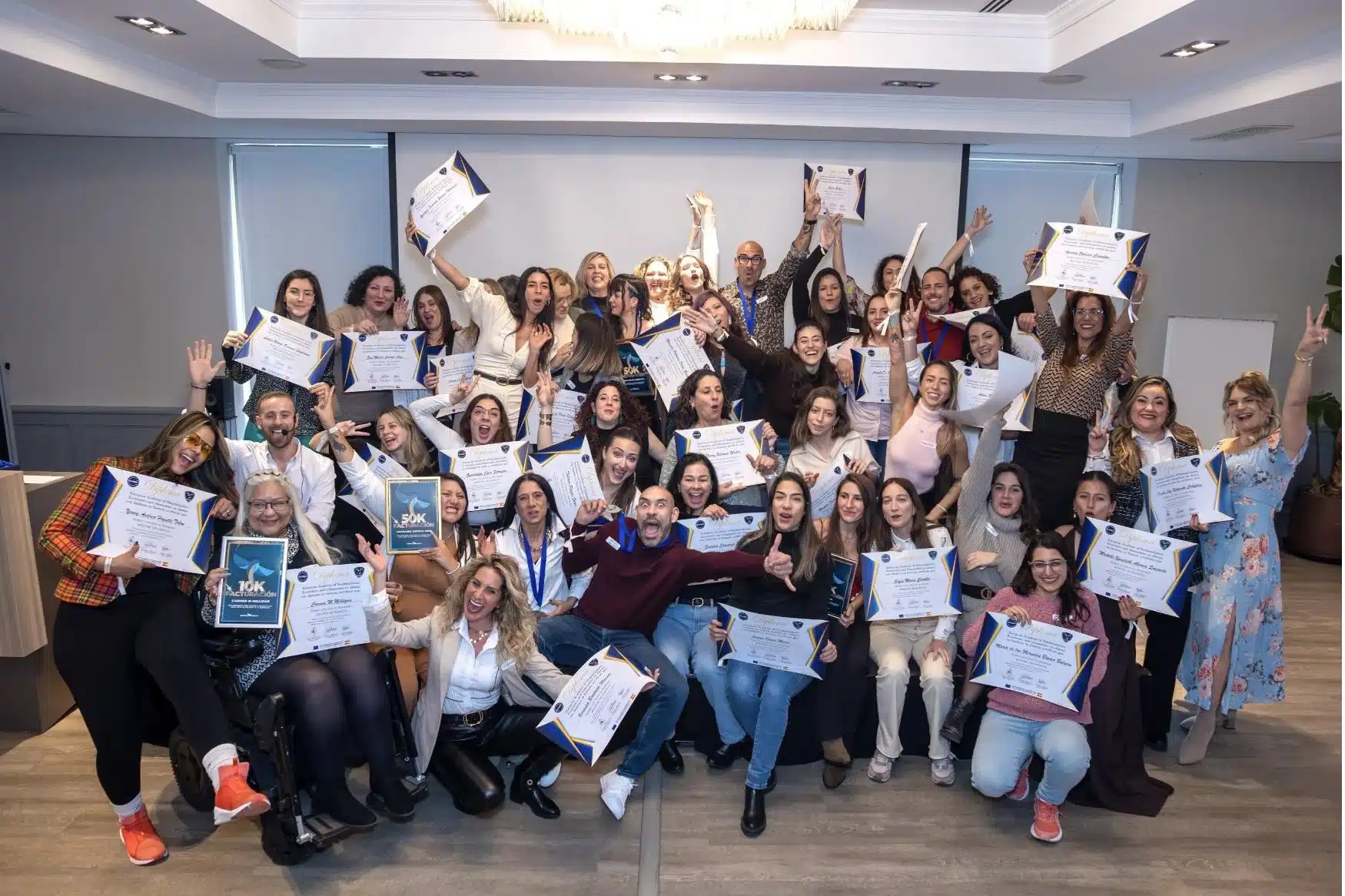 Alumnos de Instituto Tu Esencia celebrando con sus diplomas